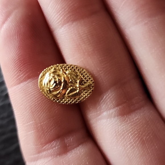 VTG Gold Rose Stud Earrings - Picture 5 of 7